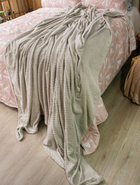 Cobija Flannel embozada Gris 230 x 250 cms (tamaño king) La Mia Stanza