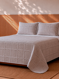 Cubrecama en Jacquard Toscana + Fundas Semi Sham con Pestaña Interna