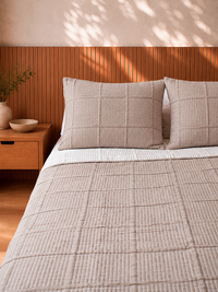 Cubrecama en Jacquard Toscana + Fundas Semi Sham con Pestaña Interna