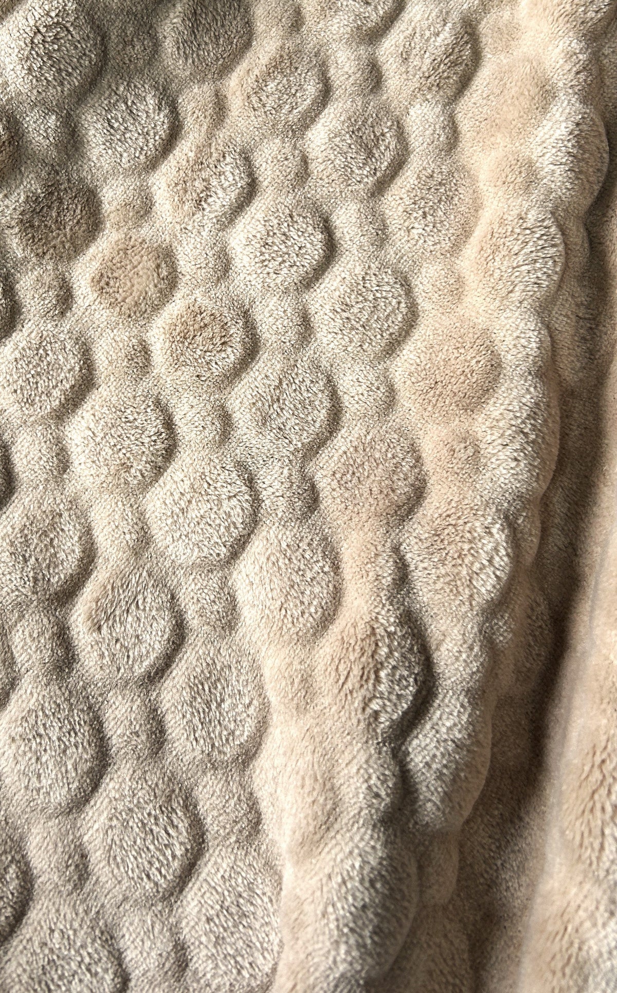 Cobija Flannel Unicolor Embozada Beige La Mia Stanza