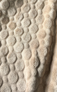 Cobija Flannel Unicolor Embozada Beige La Mia Stanza