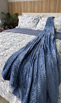 Cobija Flannel Unicolor Embozada Azul La Mia Stanza