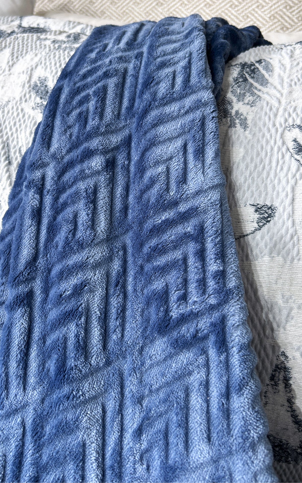 Cobija Flannel Unicolor Embozada Azul La Mia Stanza