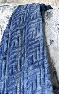 Cobija Flannel Unicolor Embozada Azul La Mia Stanza