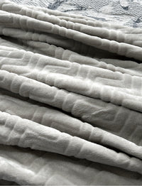 Cobija Flannel Unicolor Embozada Gris Claro La Mia Stanza