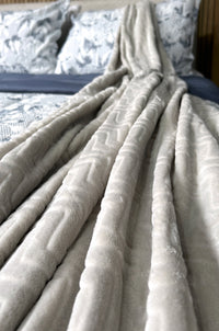 Cobija Flannel Unicolor Embozada Gris Claro La Mia Stanza