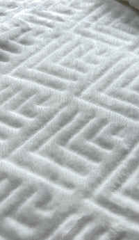 Cobija Flannel Unicolor Embozada Blanco La Mia Stanza