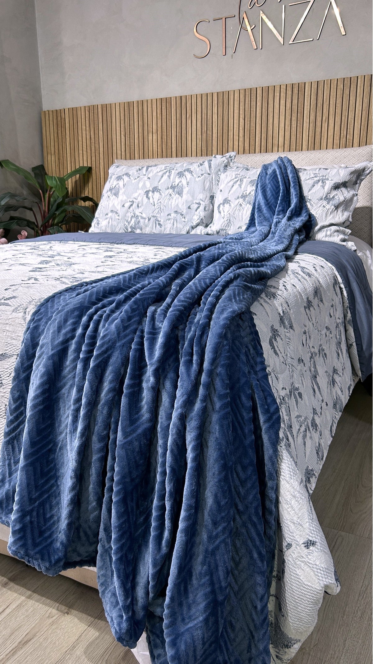 Cobija Flannel Unicolor Embozada Azul La Mia Stanza