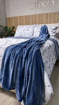 Cobija Flannel Unicolor Embozada Azul La Mia Stanza