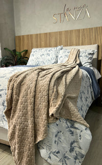 Cobija Flannel Unicolor Embozada Beige La Mia Stanza