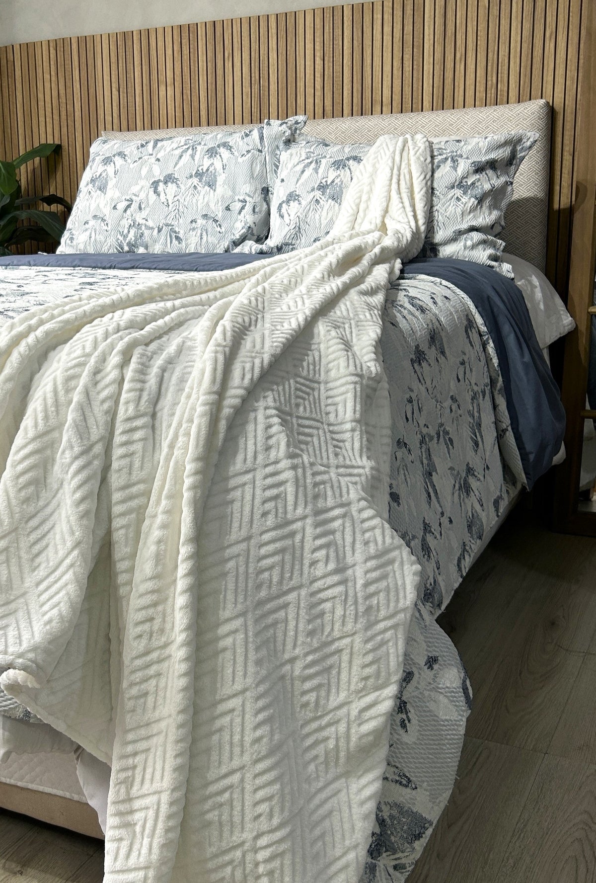 Cobija Flannel Unicolor Embozada Blanco La Mia Stanza