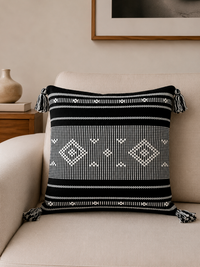 Cojín decorativo Étnico Noir de 40 x 40 cm con patrón artesanal en tonos negro y blanco.