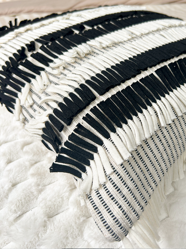 Detalle de la textura y el patrón tipo zebra del cojín decorativo Zebra Prestige