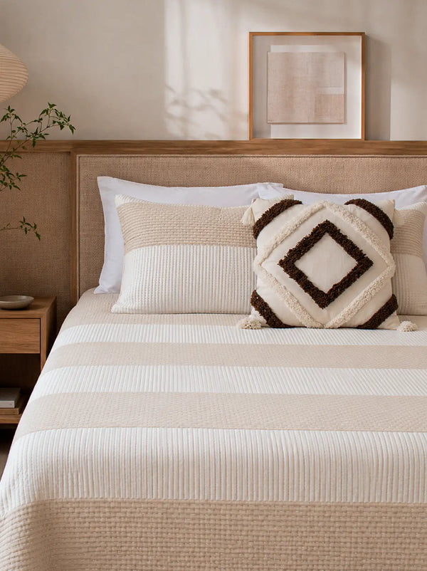 Cubrecama Jacquard Amalfi en rosa y blanco sobre cama doble con fundas sham La Mia Stanza
