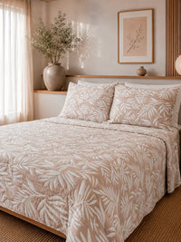 Cubrecama Jacquard Sienna ambientada en habitación con decoración cálida y luz natural