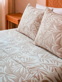 Cubrecama Jacquard Sienna en tonos tierra sobre cama doble con fundas sham La Mia Stanza