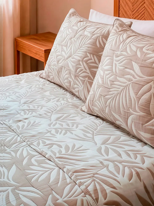 Cubrecama Jacquard Sienna en tonos tierra sobre cama doble con fundas sham La Mia Stanza