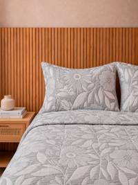 Cubrecama Jacquard Ventura sobre cama doble con fundas sham La Mia Stanza