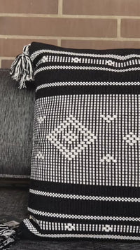 Cojín Étnico Noir ideal para decorar salas, sofás o sillones con un estilo sofisticado y moderno