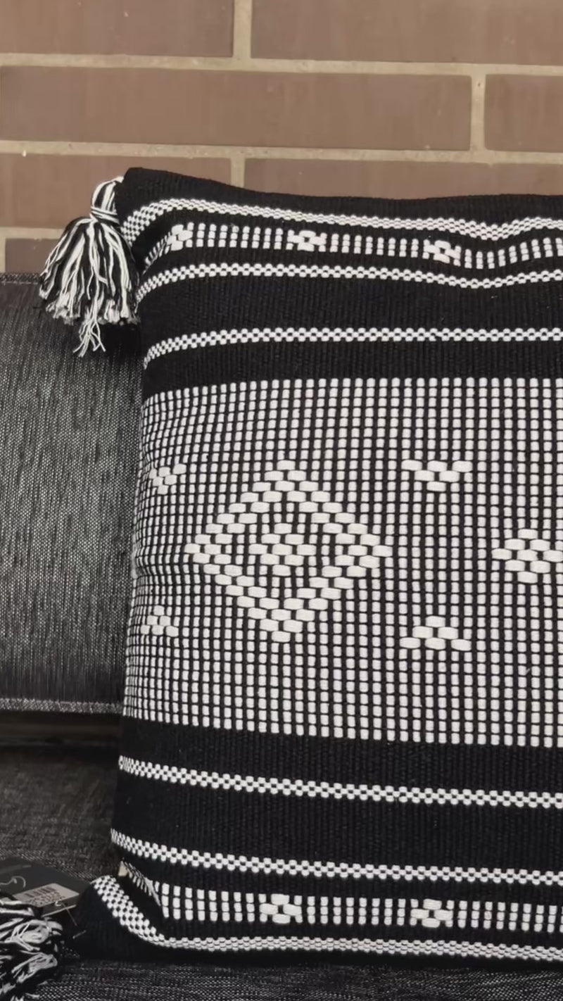 Cojín Étnico Noir ideal para decorar salas, sofás o sillones con un estilo sofisticado y moderno